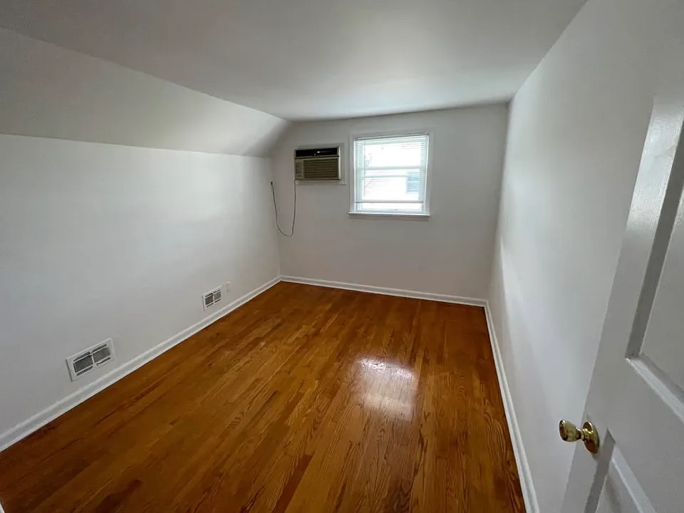 242 Westervelt Pl #2