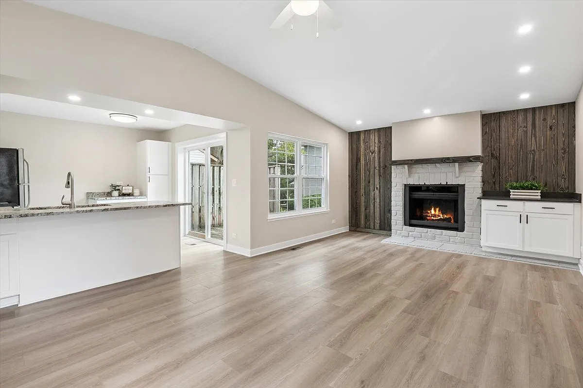 1 bed, 782 sqft, $1,950 — Photo 2