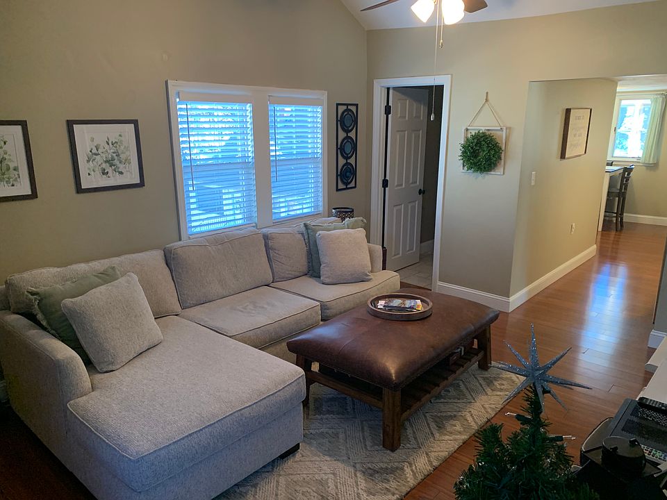 2nd image of 513 Burncoat St #2