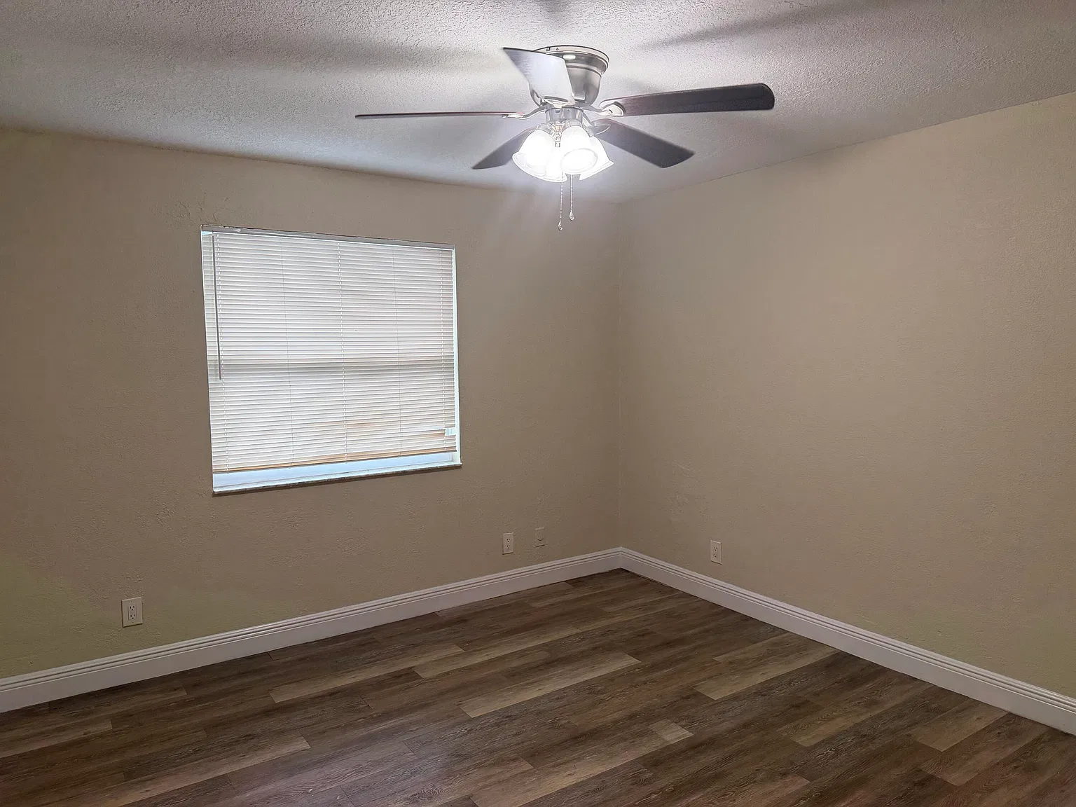 3 bed, 2.0 bath, 1142 sqft, $2,700 — Photo 4