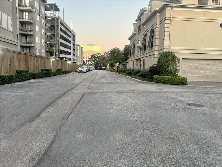 516 S Post Oak Ln #9 — Photo 42