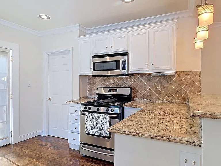 3819 S Van Ness Ave — Photo 14