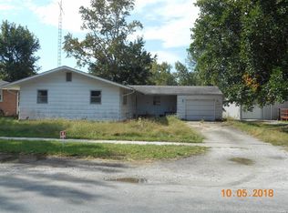 411 N Pine St, Nokomis, IL 62075