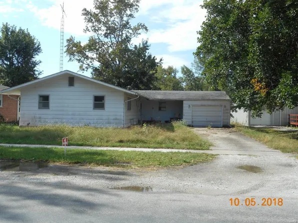 411 N Pine St, Nokomis, IL 62075