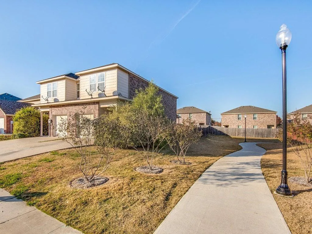 3 bed, 2.5 bath, 1654 sqft, $1,599 — Photo 2