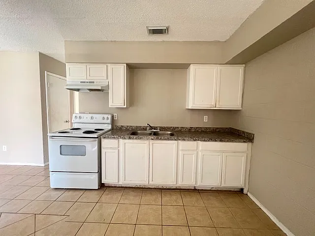 821 West First Street - 2 — Photo 2