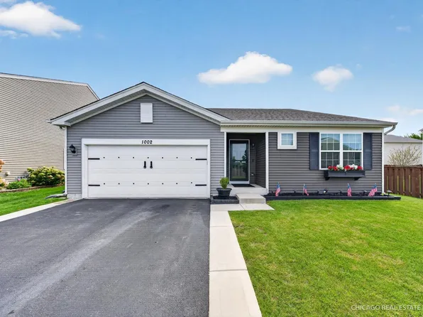 1002 Chestnut Dr, Pingree Grove, IL 60140