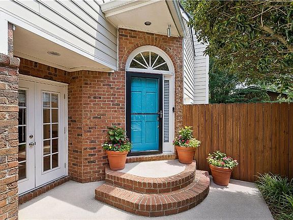 2nd image of 1827 Rockridge Pl NE