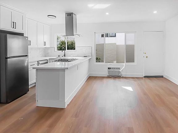 2nd image of 1338 S Carmelina Ave APT 5