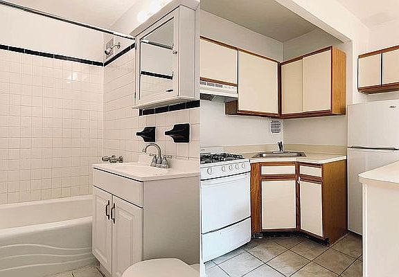 5th image of 140 E 7th St APT 3M