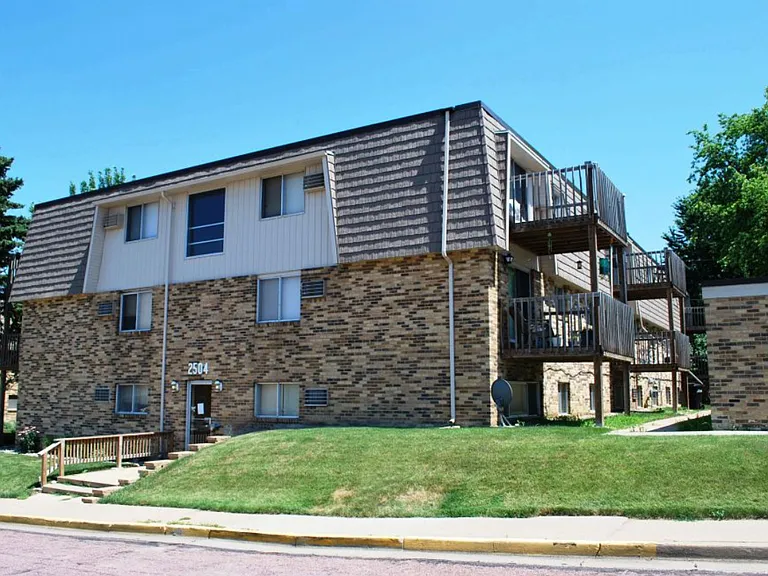 Kings Kourt Apartments — Photo 9