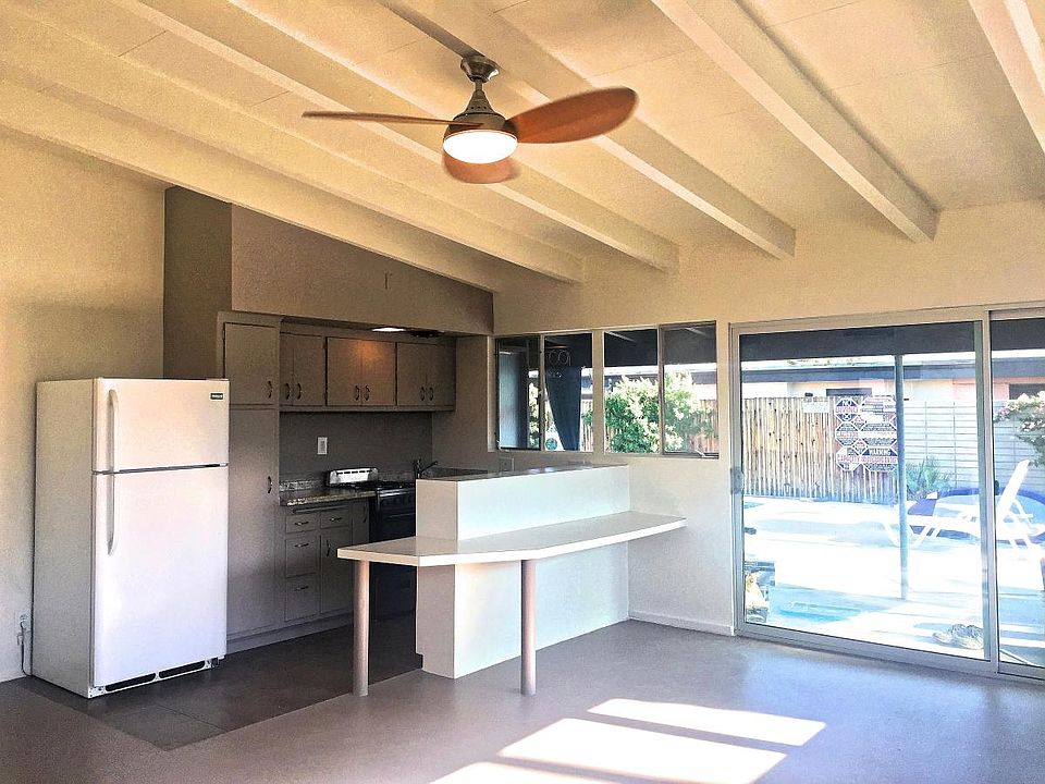 Spacoius open Living Room with vaulted Ceilings
