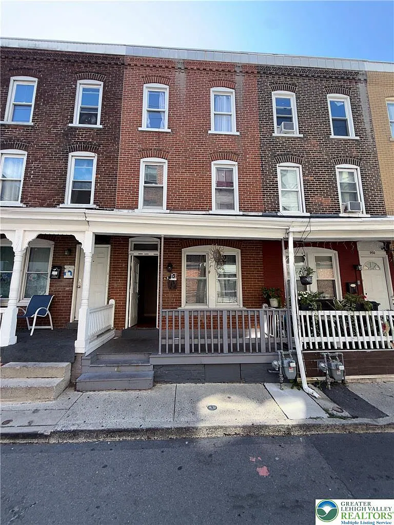 3 bed, 1.0 bath, 1134 sqft, $2,150 — Photo 1