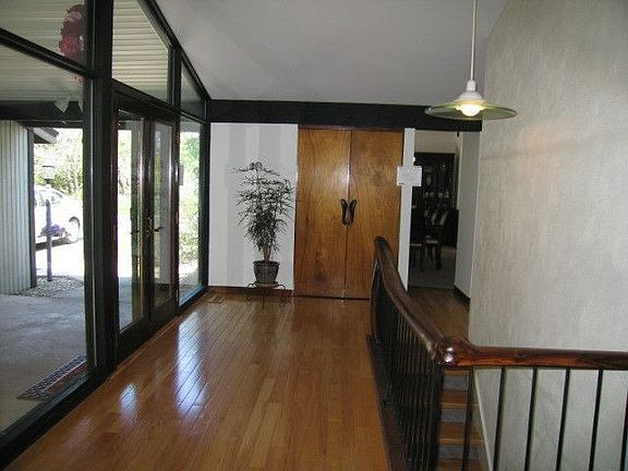 Foyer w/handmade railing