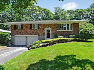 47 Mackay Dr, Hauppauge, NY 11788