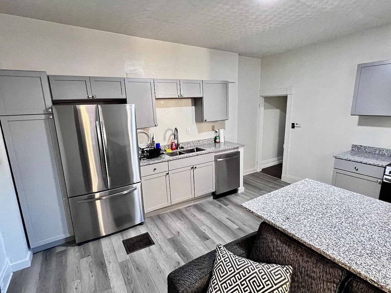 5 bed, 2500 sqft, $3,500 — Photo 2