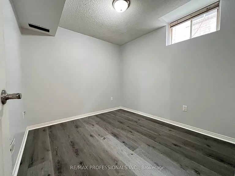 110 Springview Dr — Photo 32