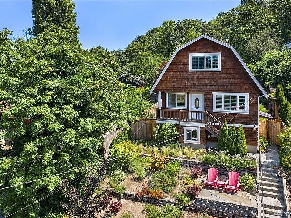 The house faces due west and is on a hill. It gets fantastic western exposure all year round.