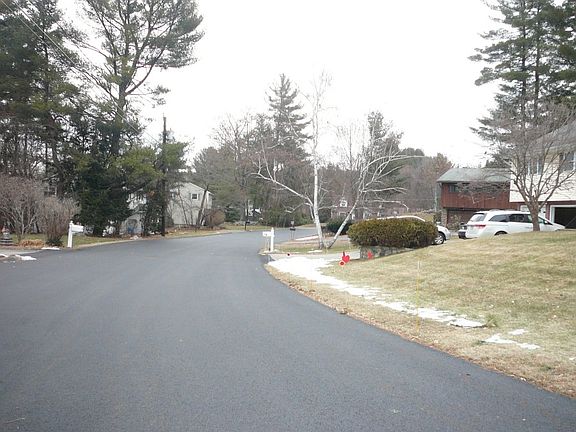 4th image of 4 Monias Dr