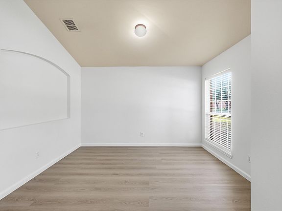 3rd image of 1423 Sleepy Hollow Dr