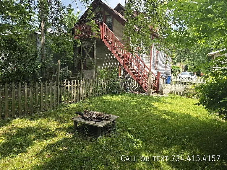 110 E Summit St — Photo 32