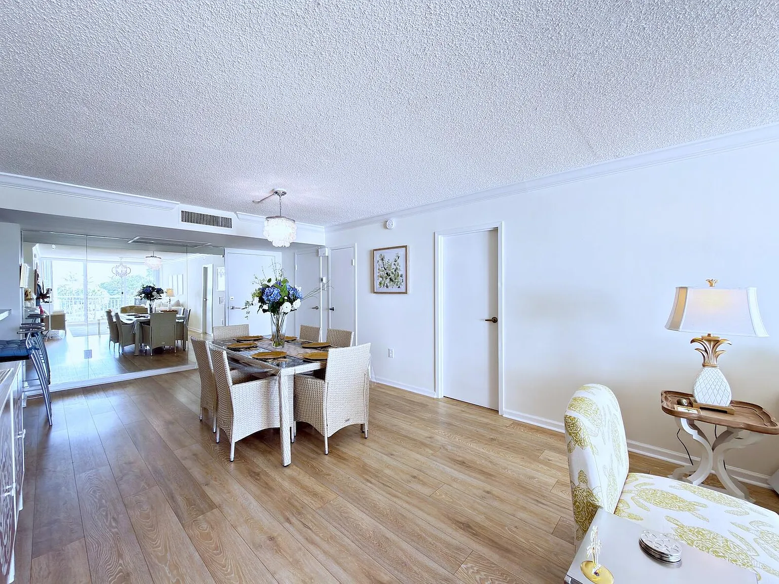 2 bed, 2.0 bath, 1300 sqft, $7,000 — Photo 3