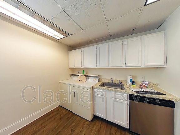 3rd image of 910 W Broad St Unit 910