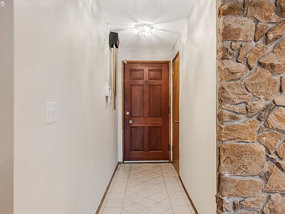 5th image of 700 SE 98th Ave