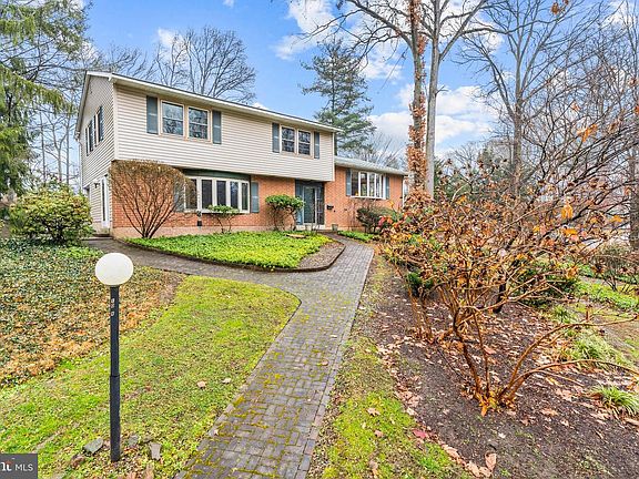 3rd image of 10 N Cliffe Dr