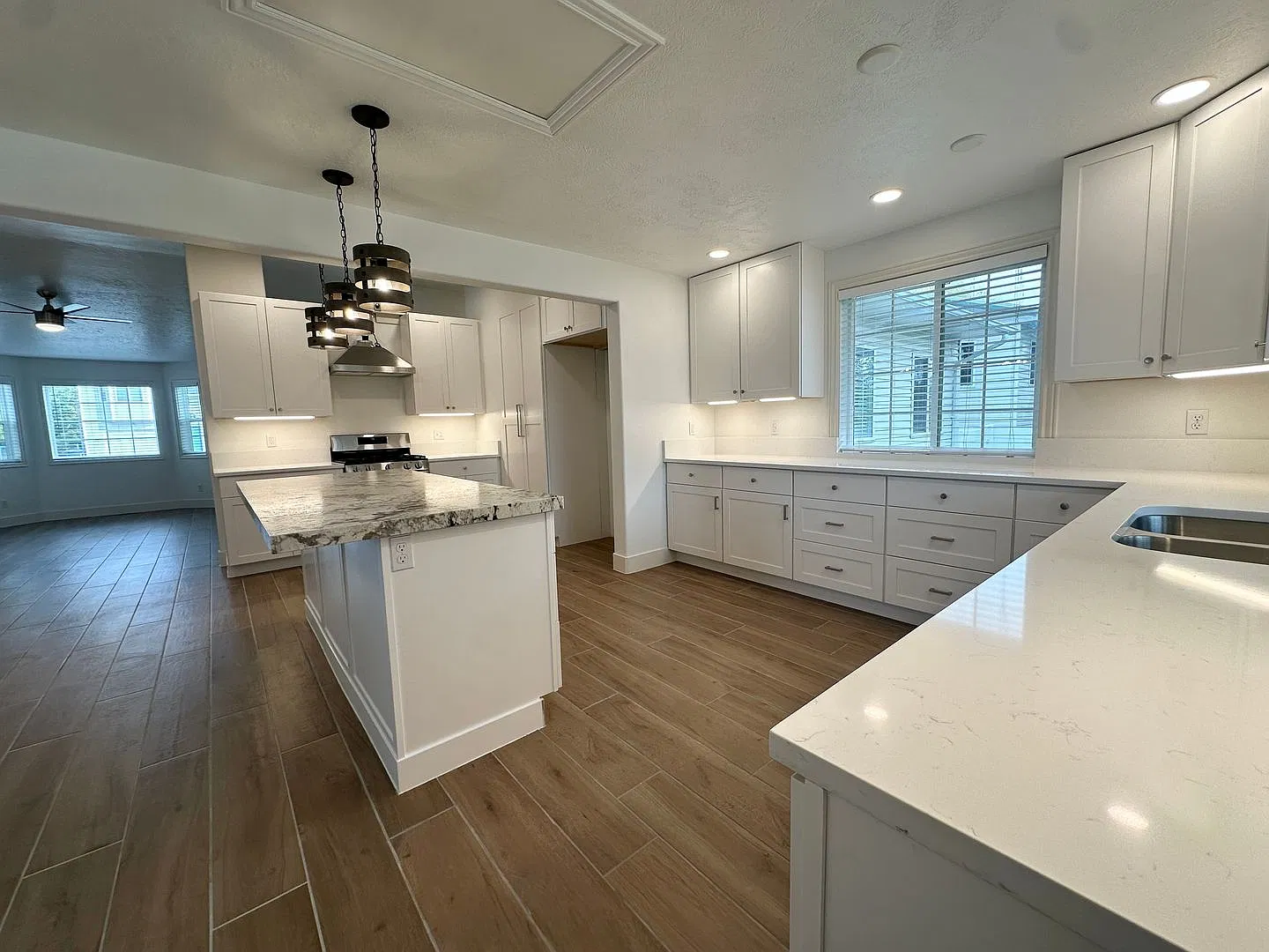 5 Bedrooms, Gorgeous Kitchen & Your Own Fenced Backyard | For Rent — Photo 3