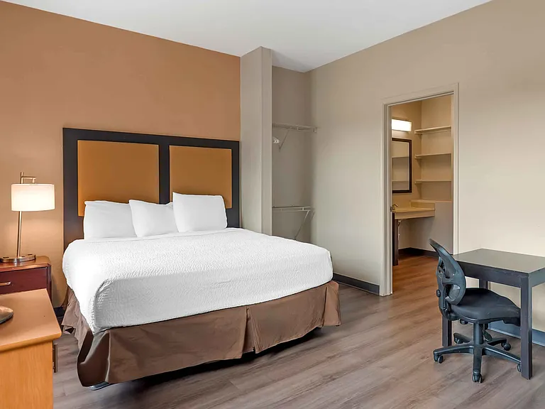 Deluxe Studio - 1 Queen Bed