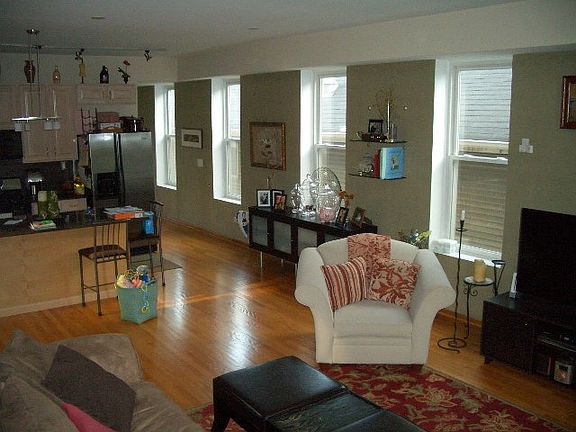 3rd image of 1220 W Augusta Blvd #3