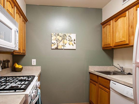 2nd image of 821 Sequoia Dr #810S