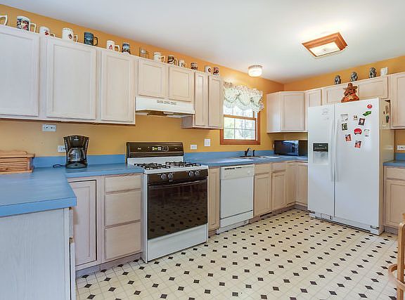 3rd image of 8N783 Brimfield Dr