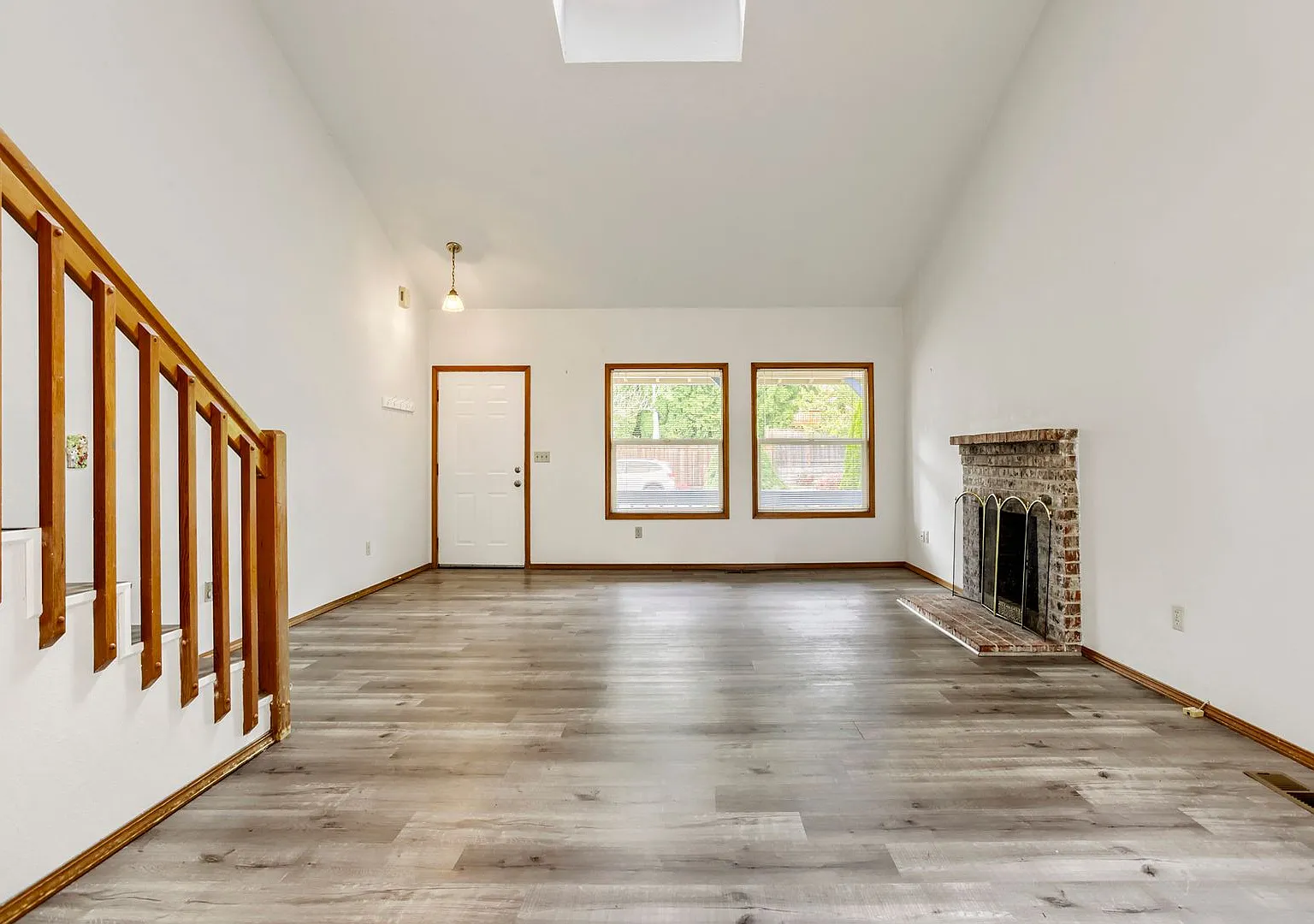 3BR/2.5BA Two-Story Home in Bethany/NW Portland Expansive Backyard Deck, Fully Fenced Yard & 2-Ca... — Photo 4