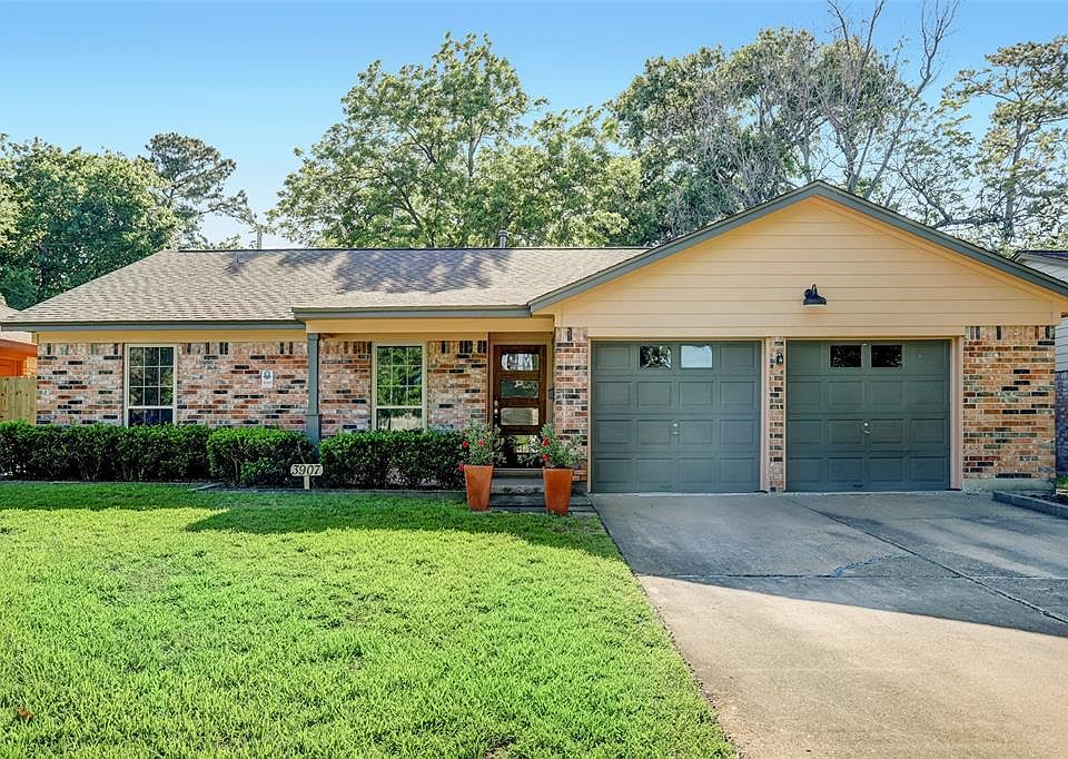 Located in desirable Oak Forest. Close in neighborhood, convenient to 290, 610, I-10, Galleria and downtown. This is a hard to find combination in your older neighborhoods with 2 full baths and a 2 car garage.