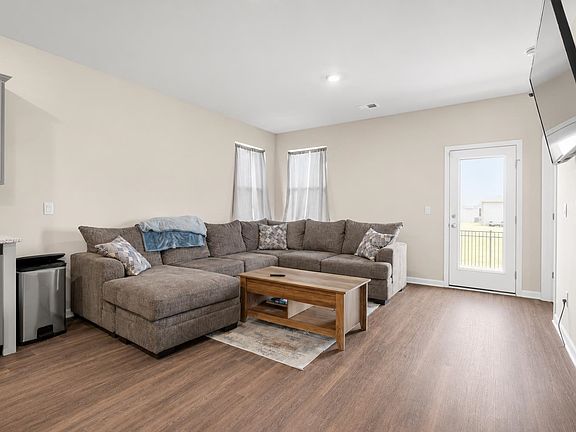 3rd image of 416 Bearskin Ct.