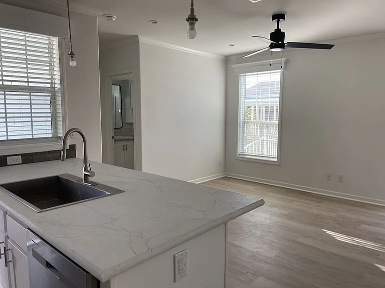 1415 Main St #22 — Photo 6