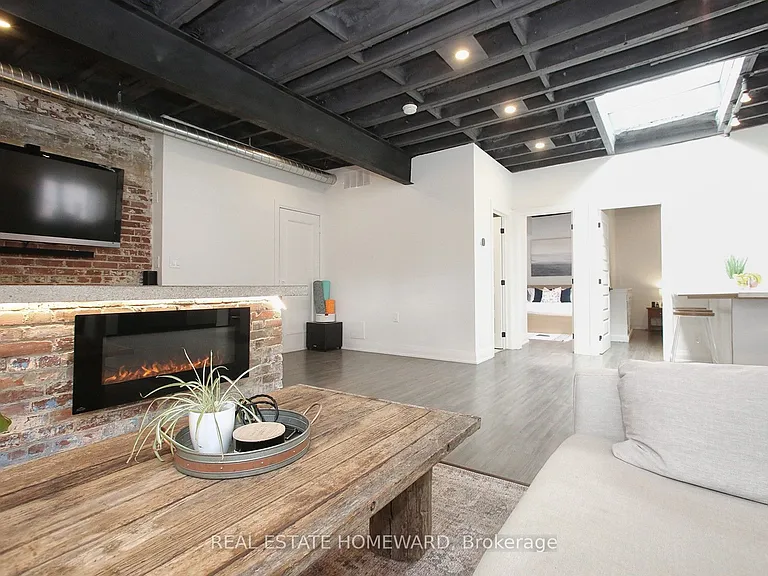 1233 Dundas St E — Photo 11