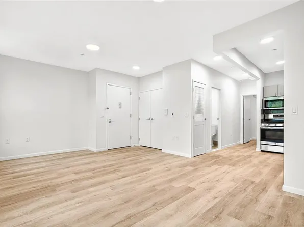 1731 Lacombe Avenue image 8 of 23