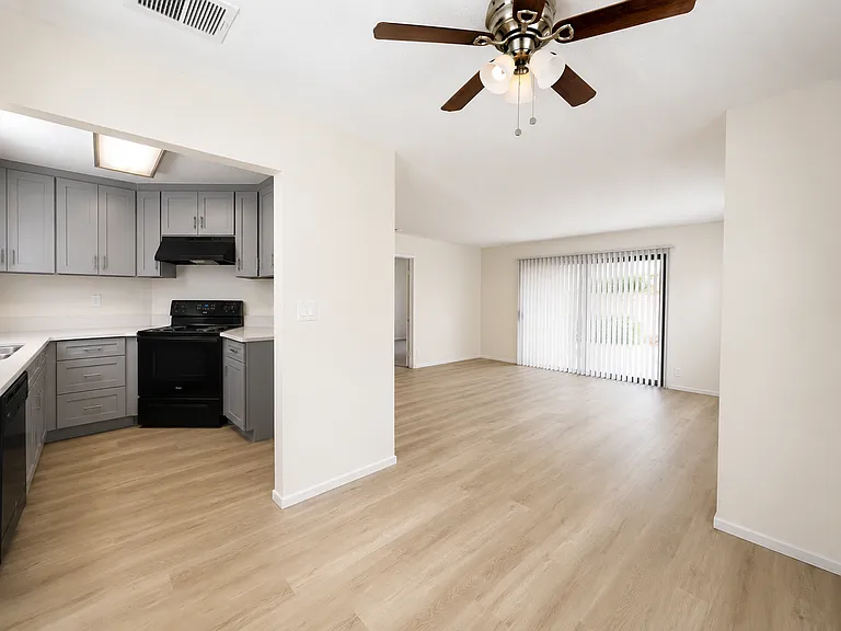 8582-8598 Tamarind Ave — Photo 5