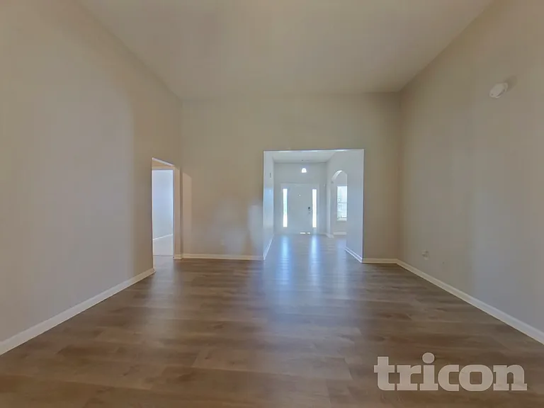 496 Birchwood Dr — Photo 2
