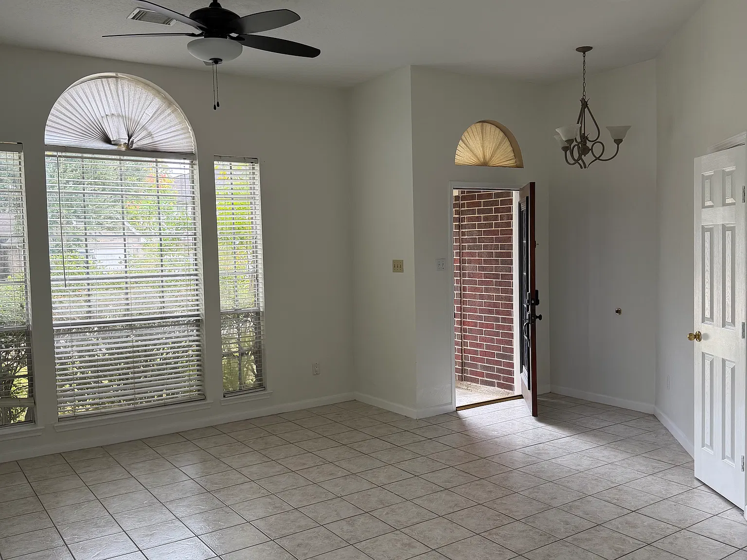4 bed, 2017 sqft, $2,100 — Photo 2