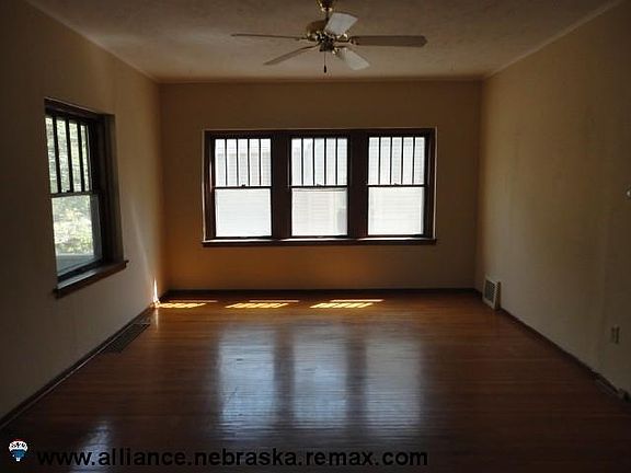 3rd image of 909 S 33rd St