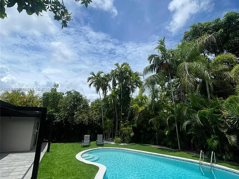 1955 Alamanda Dr — Photo 15