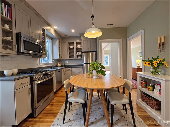 3rd image of 11 Traymore St #11