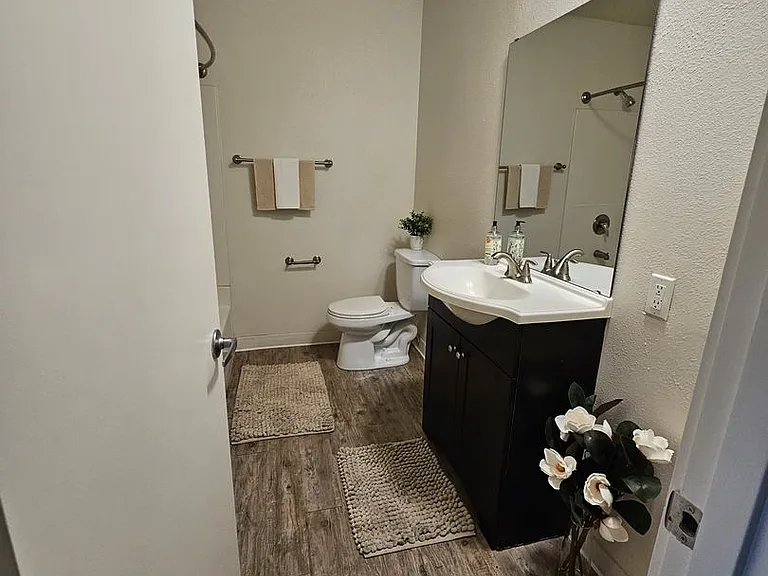 Beverly Grove Apartments — Photo 21