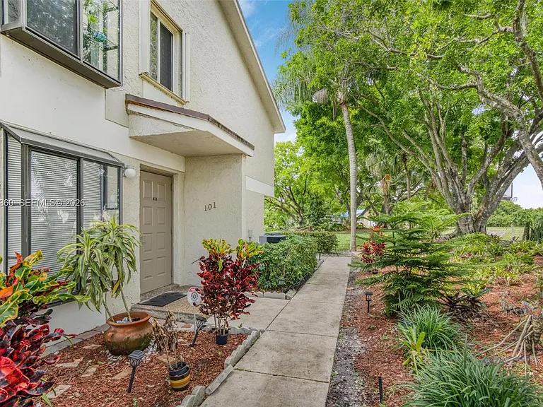 709 Gardens Dr #101 — Photo 4