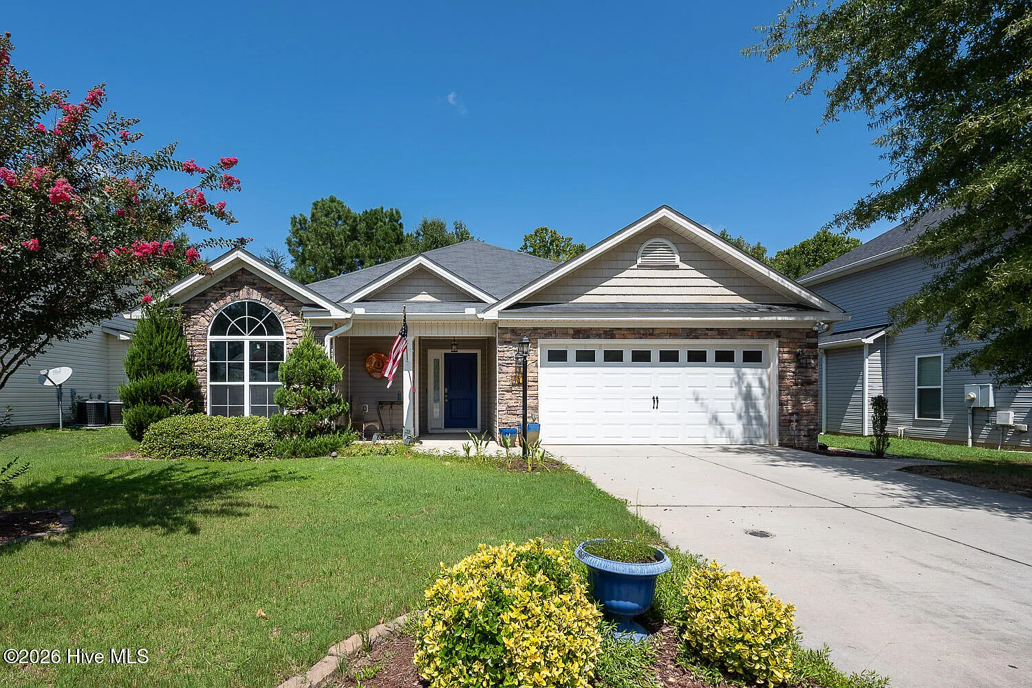 3 bed, 2.0 bath, 1816 sqft, $2,000 — Photo 1