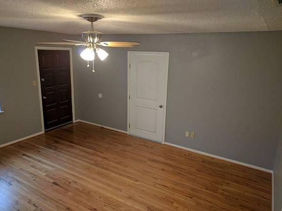 2nd image of 2916 Elm Park